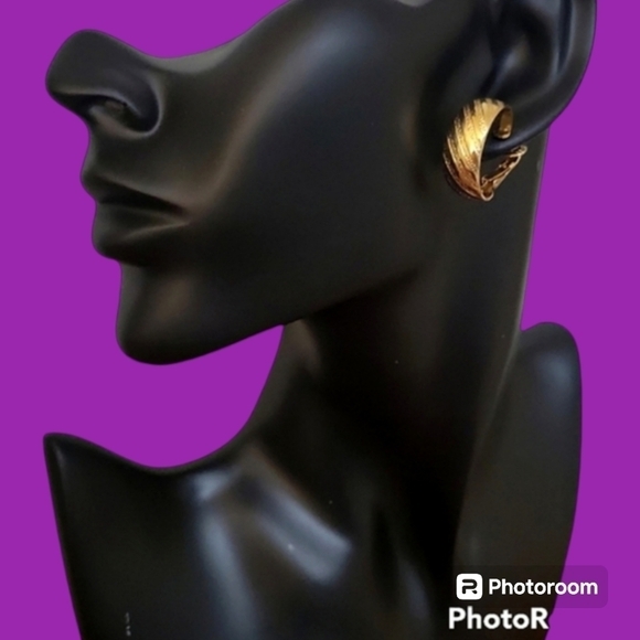 3/$30 VTG Goldtone Textured Hoop Clip-on Earrings - Picture 1 of 7